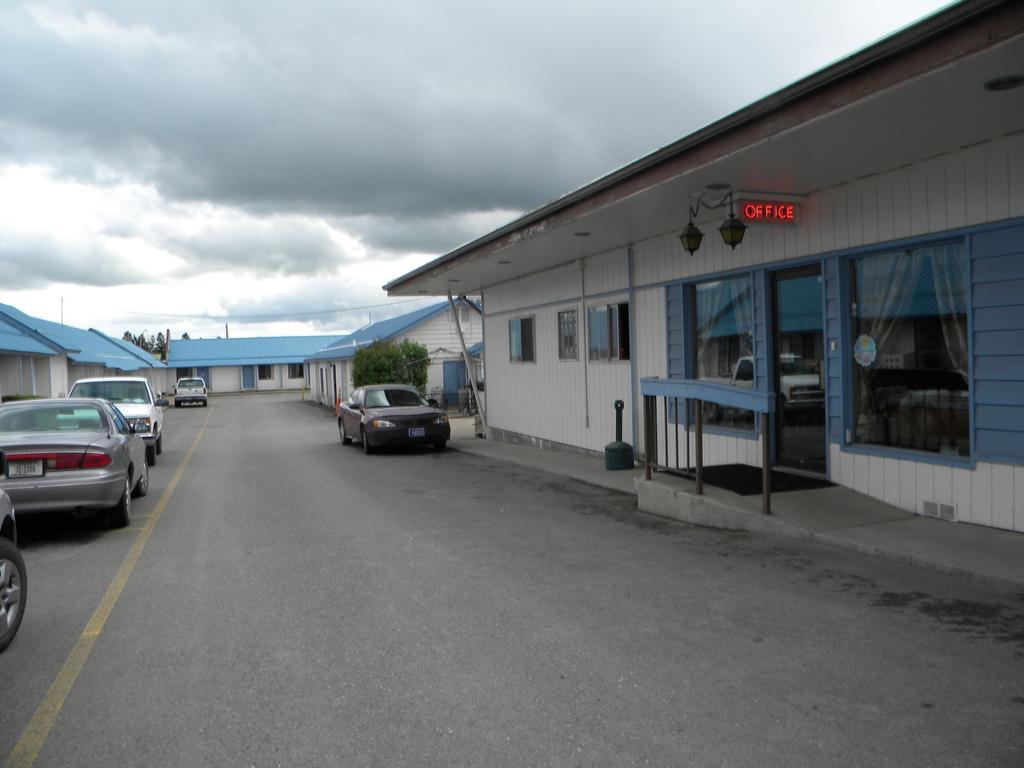 Blue And White Motel Kalispell Exteriör bild